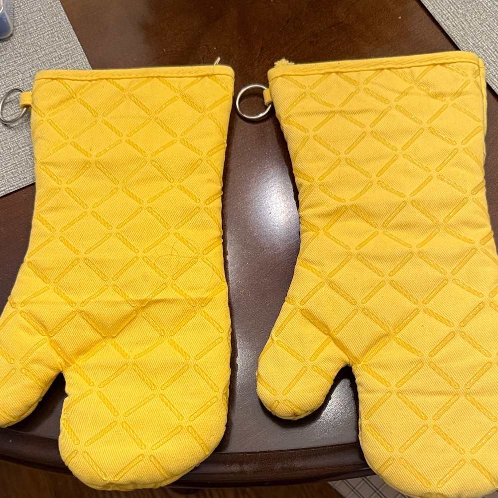 Yellow Quilted Oven Mitts - Picture 4 of 6